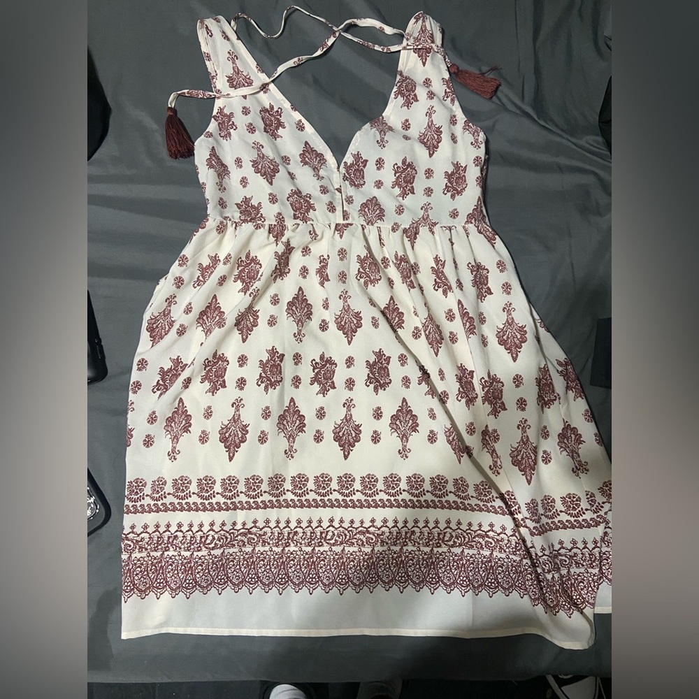 Beyond the radar size medium cream color with maroon design